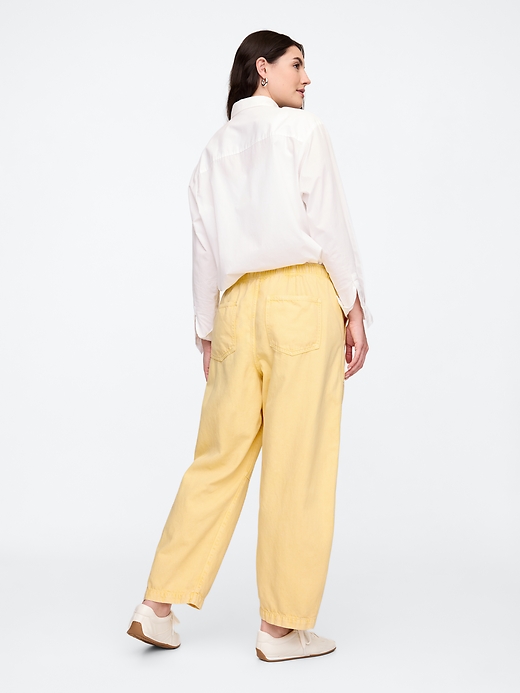 L'image numéro 6 présente Jean coupe baril à taille mi-basse extensible en denim Ultra-doux