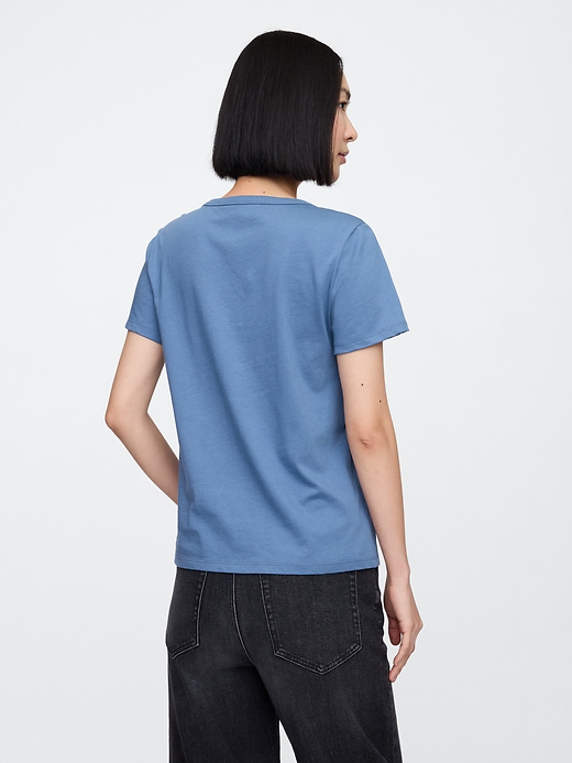 L'image numéro 2 présente T-shirt à col en V favori