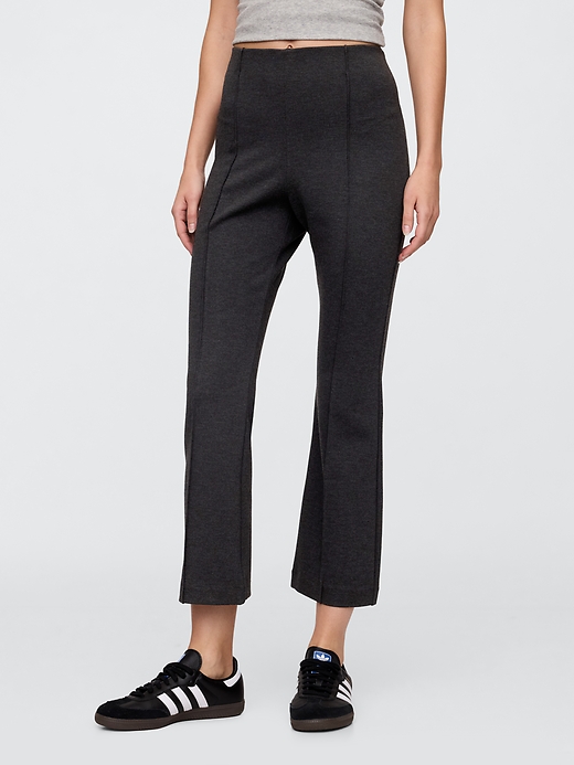 L'image numéro 2 présente Pantalon évasé à taille haute en tricot point de Rome, longueur 3/4