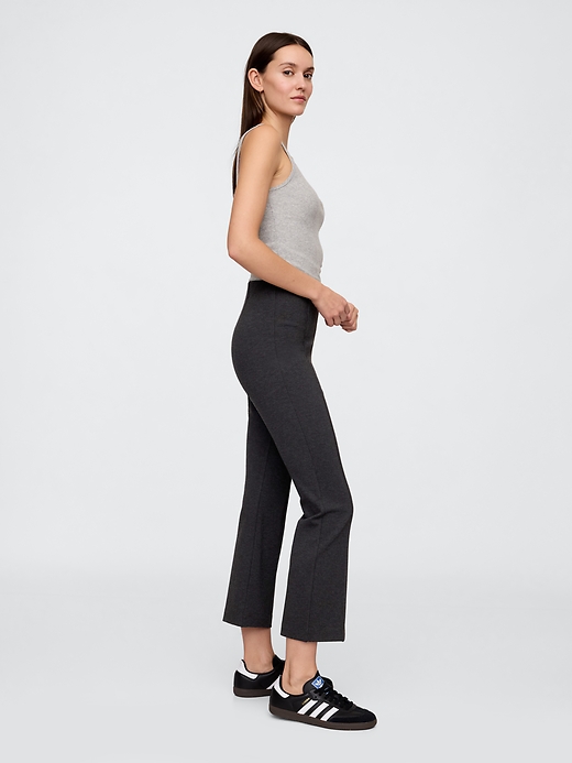 L'image numéro 3 présente Pantalon évasé à taille haute en tricot point de Rome, longueur 3/4