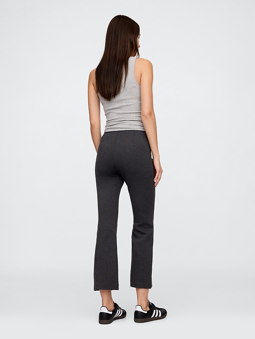 L'image numéro 4 présente Pantalon évasé à taille haute en tricot point de Rome, longueur 3/4