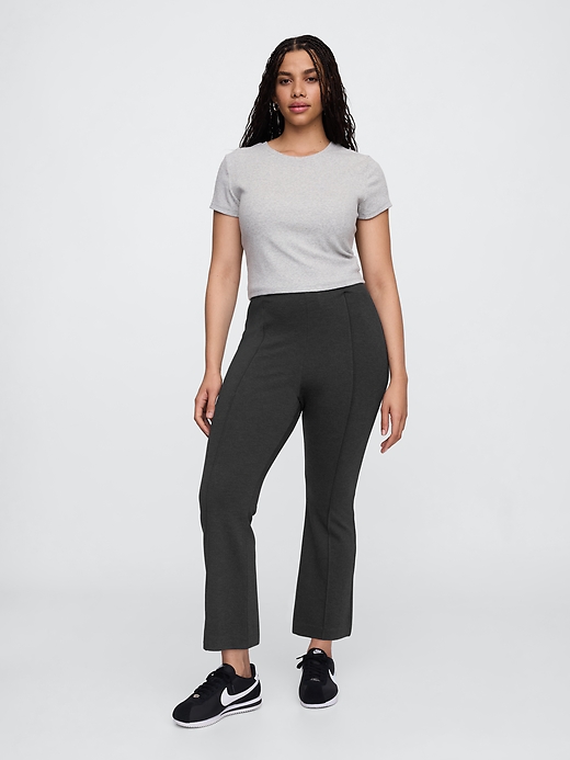 L'image numéro 5 présente Pantalon évasé à taille haute en tricot point de Rome, longueur 3/4