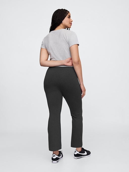 L'image numéro 6 présente Pantalon évasé à taille haute en tricot point de Rome, longueur 3/4