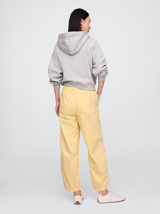 L'image numéro 4 présente Jean coupe baril à taille mi-basse extensible en denim Ultra-doux