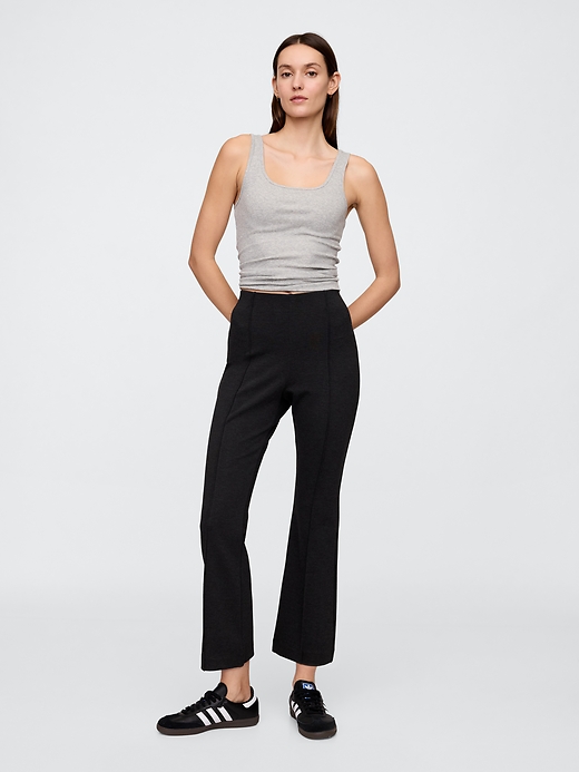 L'image numéro 1 présente Pantalon évasé à taille haute en tricot point de Rome, longueur 3/4