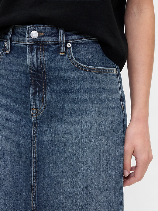 L'image numéro 4 présente Jupe droite mi-longue en denim