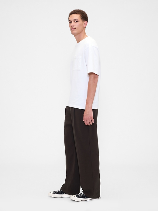 L'image numéro 4 présente Pantalon décontracté à plis