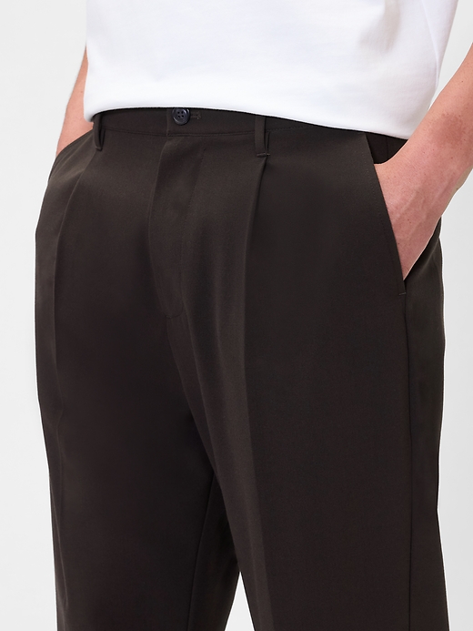 L'image numéro 5 présente Pantalon décontracté à plis