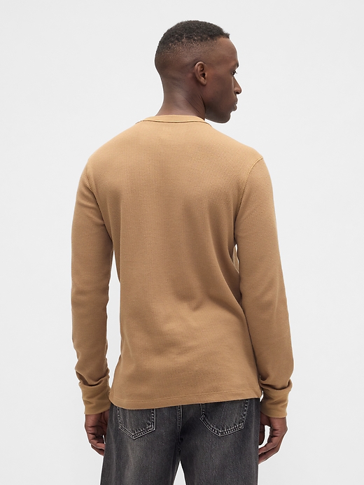 L'image numéro 2 présente T-shirt ras du cou en tricot gaufré