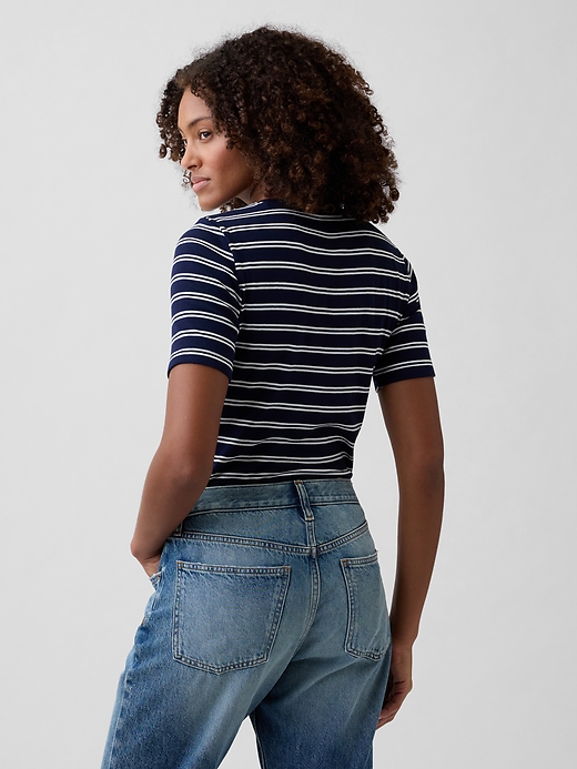 L'image numéro 2 présente T-shirt ras du cou moderne côtelé