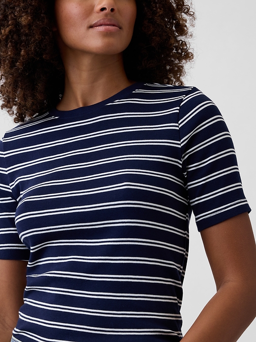 L'image numéro 4 présente T-shirt ras du cou moderne côtelé