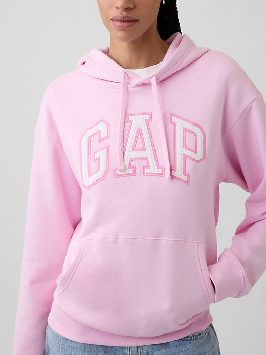 L'image numéro 4 présente Chandail à capuchon décontracté à logo Gap