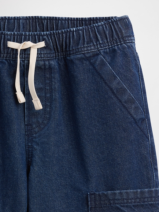 L'image numéro 3 présente Short cargo ample à taille extensible en denim pour Enfant