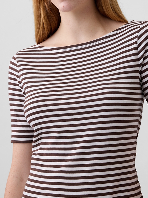 L'image numéro 4 présente T-shirt moderne côtelé à col bateau