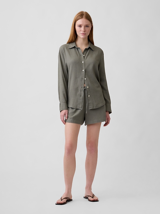 L'image numéro 1 présente Short à taille haute élastique en mélange de lin, entrejambe de 10 cm