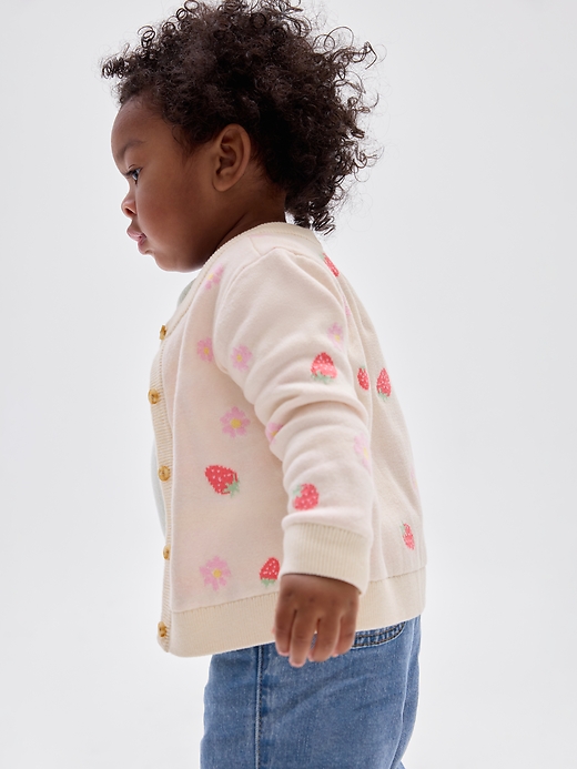 L'image numéro 4 présente Cardigan ras du cou à motif pour Bébé