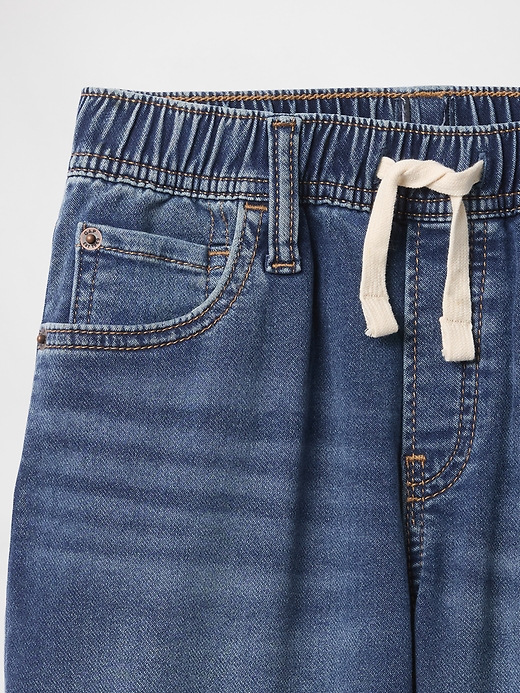 L'image numéro 3 présente Short ample à taille extensible en denim ultra-confo pour Enfant