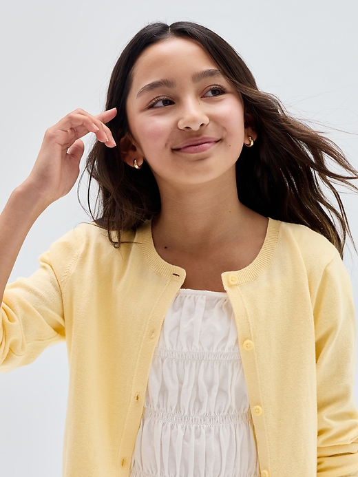 L'image numéro 4 présente Cardigan ras du cou pour Enfant