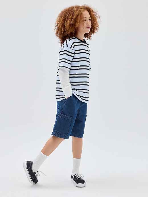 L'image numéro 4 présente Short cargo ample à taille extensible en denim pour Enfant